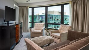 總統套房, 1 張特大雙人床, 非吸煙房, 按摩浴缸 (Living Room;with Sofabed) | 1 間臥室、高級寢具、客房內保險箱、書桌