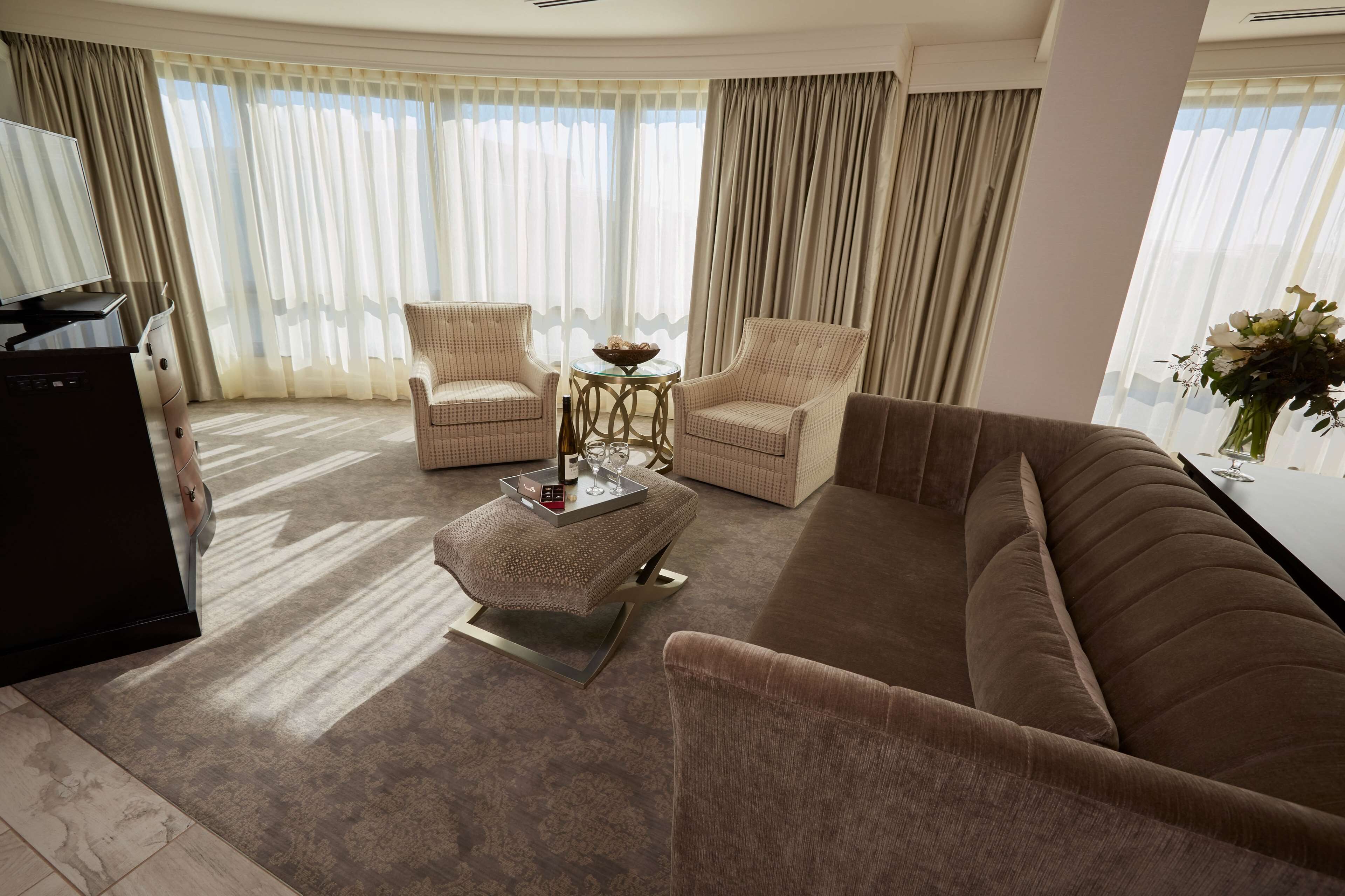 presidential suite, 1 king bed, non smoking, jetted tub (living room;with sofabed) | 1 bedroom, premium bedding, in-room safe, desk