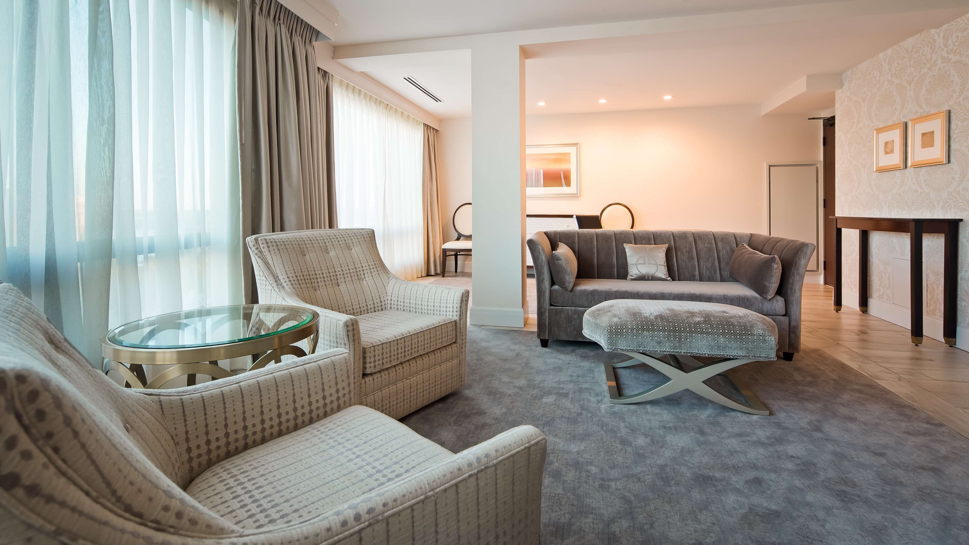 presidential suite, 1 king bed, non smoking, jetted tub (living room;with sofabed) | 1 bedroom, premium bedding, in-room safe, desk