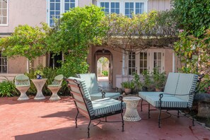Terrace/patio - Martine Inn (Pacific Grove)