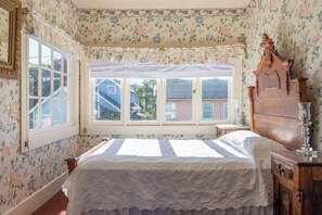 أغطية فراش متميزة وأسرّة بطبقة علوية مريحة وخزنة داخل الغرفة