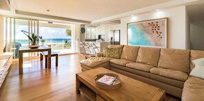 Apartamento superior, 2 habitaciones | Zona de estar | Una televisión de pantalla plana