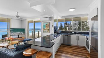 Apartamento superior, 3 habitaciones, vistas a la playa | Cocina privada | Cafetera o tetera, frigorífico grande, microondas y horno