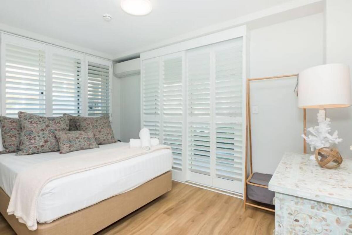 Laptop workspace, soundproofing, iron/ironing board, WiFi (free)