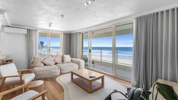 Apartamento Deluxe, 3 habitaciones, vistas al mar | Zona de estar | Televisión de pantalla plana de 65 pulgadas con canales por satélite
