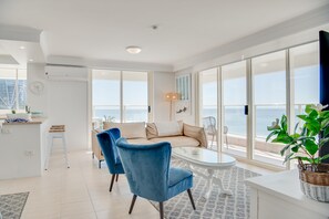 Superior 3 Bedroom Ocean View | Living area | Flat-screen TV - Viscount on the Beach (Surfers Paradise)