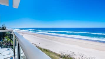 Apartamento superior, 3 habitaciones, vistas a la playa | Vistas al mar