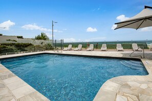 Outdoor pool, a heated pool, sun loungers - Viscount on the Beach (Surfers Paradise)