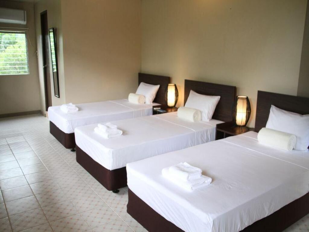 In-room safe, desk, free WiFi