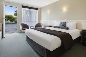 Queen Suite | Living area | LCD TV, DVD player - Motel Warrnambool (Warrnambool)