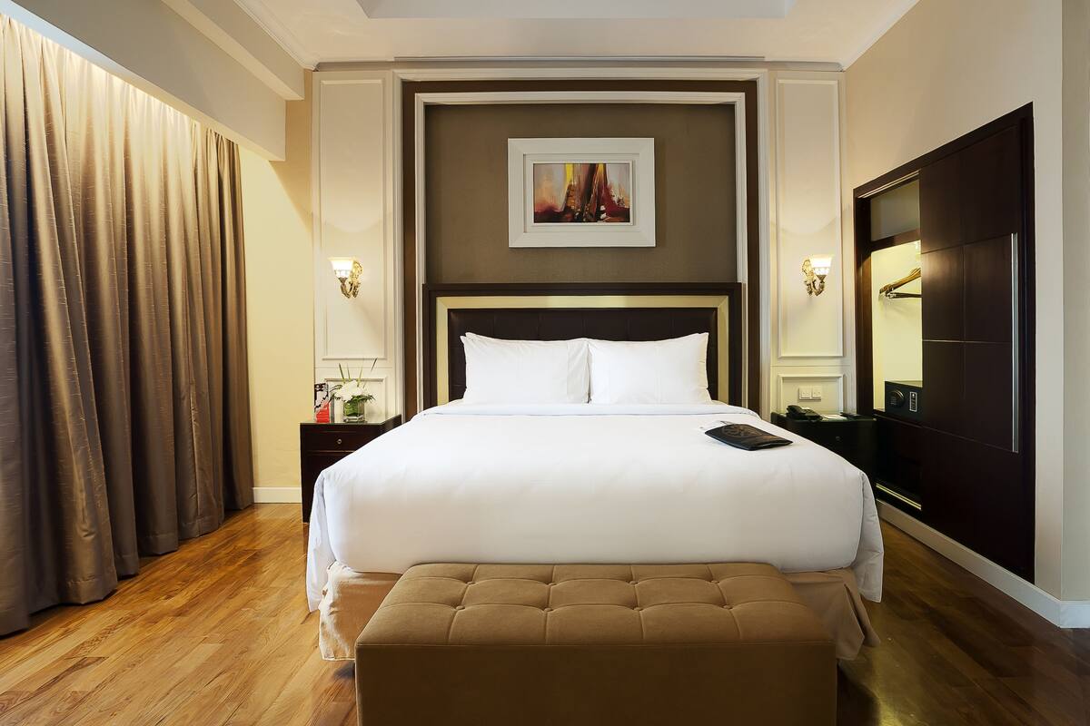 In-room safe, desk, blackout curtains, free WiFi