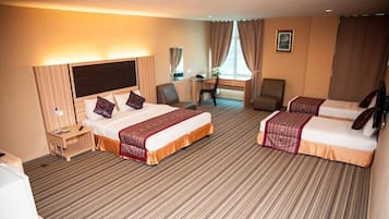 Minibar, caja de seguridad en la habitación y escritorio