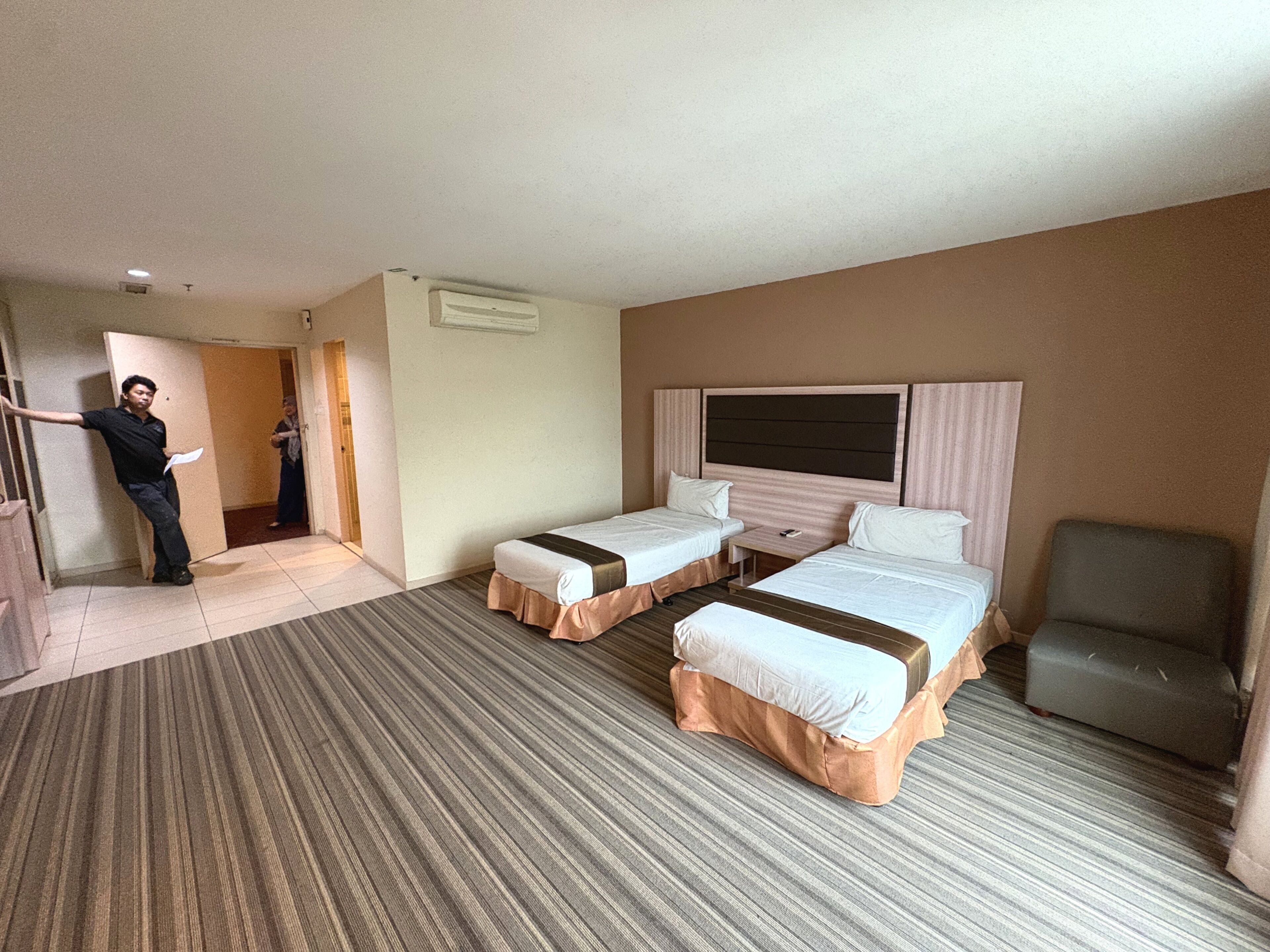 Superior-huone | Minibaari, tallelokero huoneessa, työpöytä