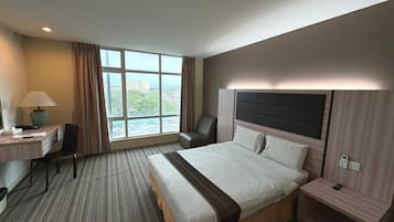 Standard Double Room | Minibar, in-room safe, desk, laptop workspace