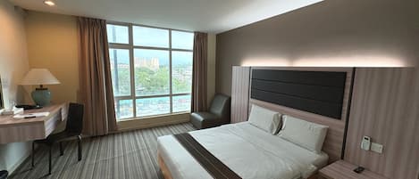 Minibar, caja de seguridad en la habitación y escritorio