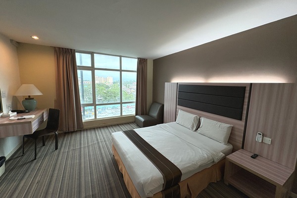 Minibar, in-room safe, desk, laptop workspace