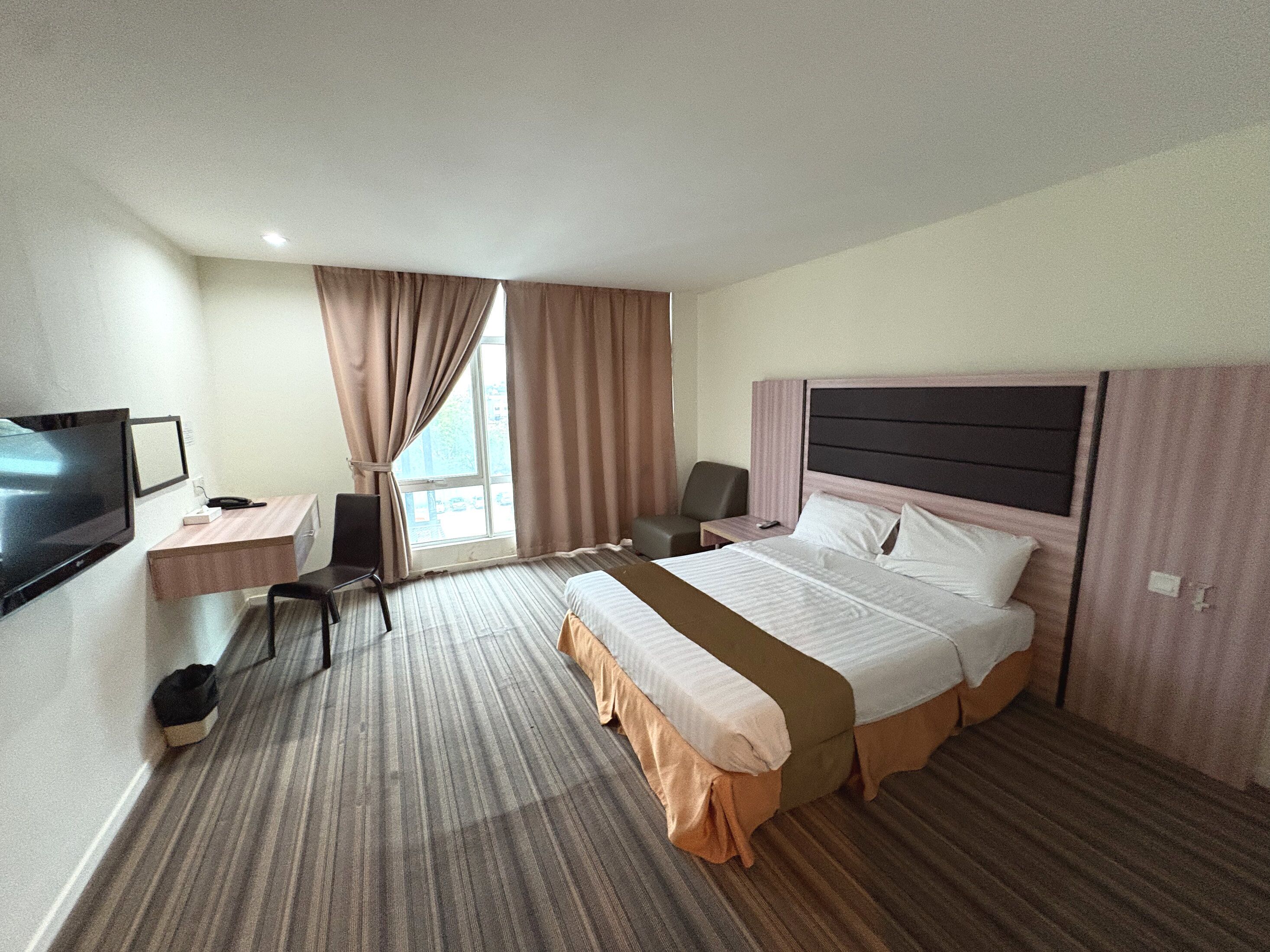 Kahden hengen standard-huone | Minibaari, tallelokero huoneessa, työpöytä