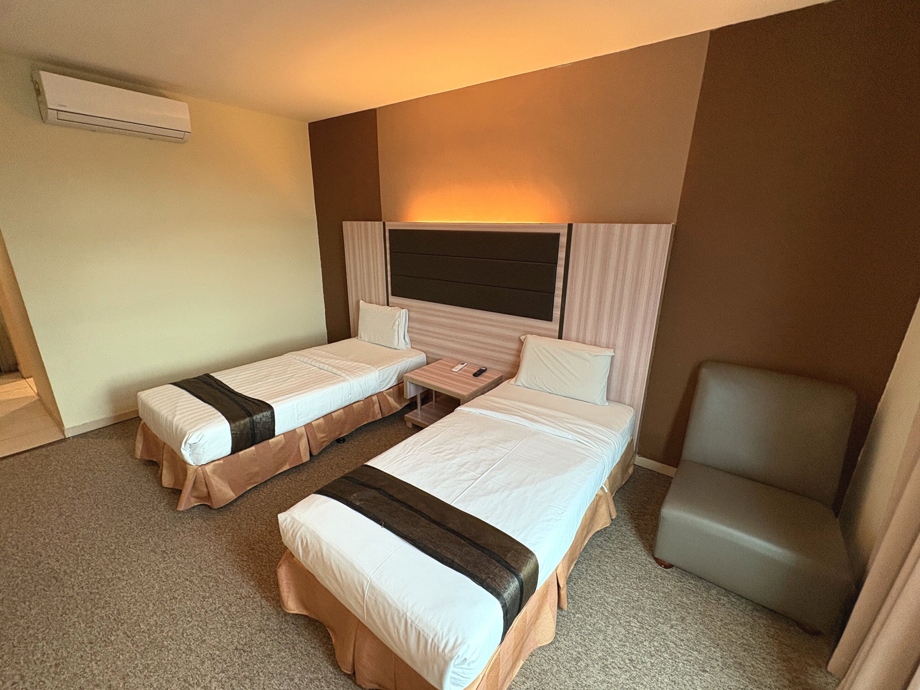 Superior Twin Room | Minibar, in-room safe, desk, laptop workspace