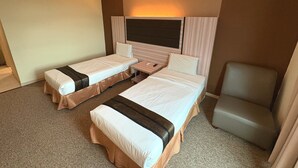 Superior Twin Room | Meja, ruang kerja komputer riba, kalis bunyi, seterika/papan seterika 