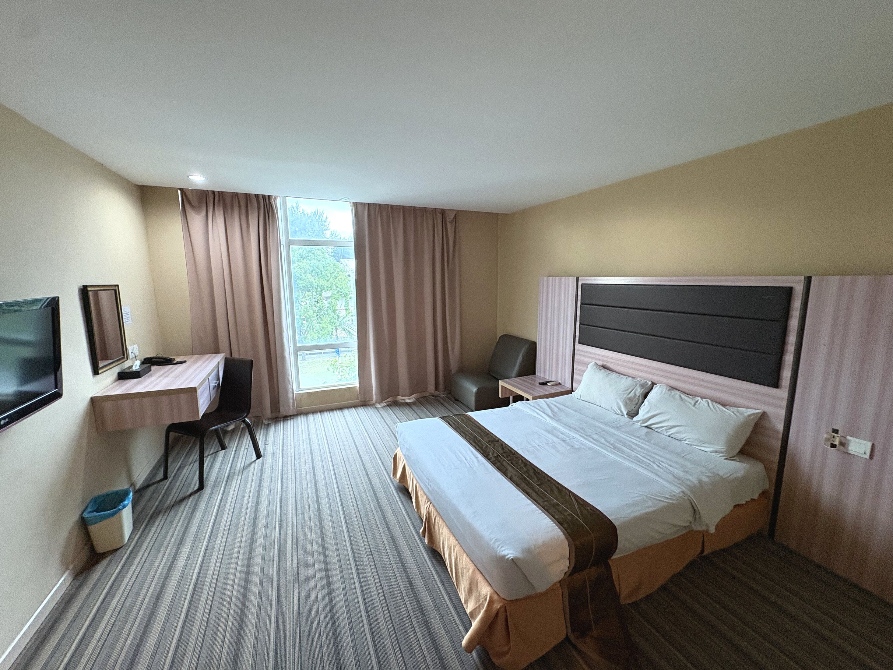 Kahden hengen deluxe-huone | Minibaari, tallelokero huoneessa, työpöytä