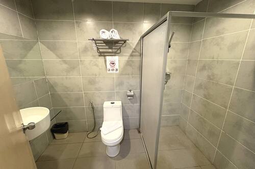 Standard-Doppelzimmer | Badezimmer | Dusche, Regendusche, kostenlose Toilettenartikel, Bidet