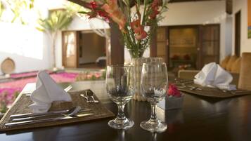 Desayuno a la carta diario (IDR 349000 por persona)