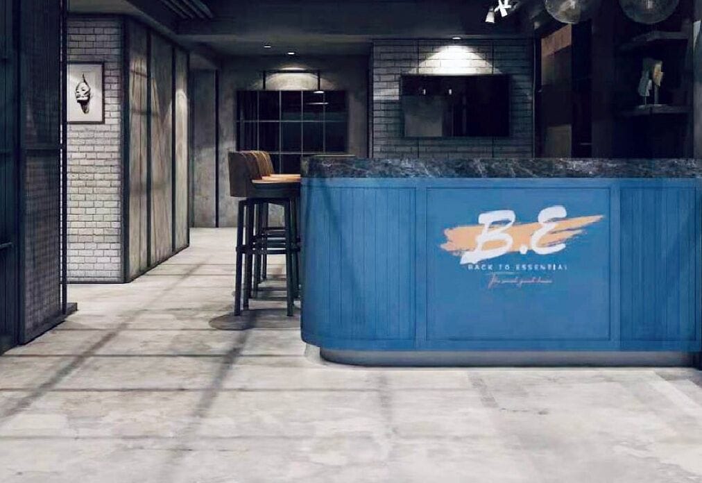 Une cuisine moderne avec un mur d’accent bleu et un logo.