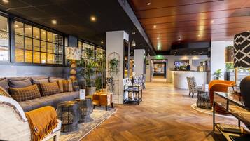 2 bars/lounges, wijnbar