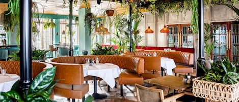 Se sirven desayunos, almuerzos y cenas; cocina local