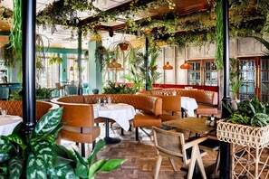 供应早餐、午餐和晚餐，地方菜