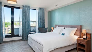 Een minibar, een kluis op de kamer, een bureau, verduisterende gordijnen