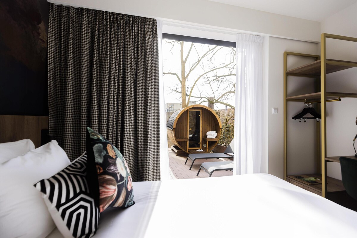 Minibar, in-room safe, desk, blackout curtains
