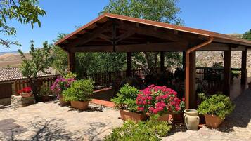 Breakfast, lunch, dinner served; Regional cuisine