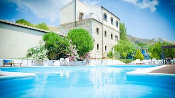 Una piscina al aire libre de temporada