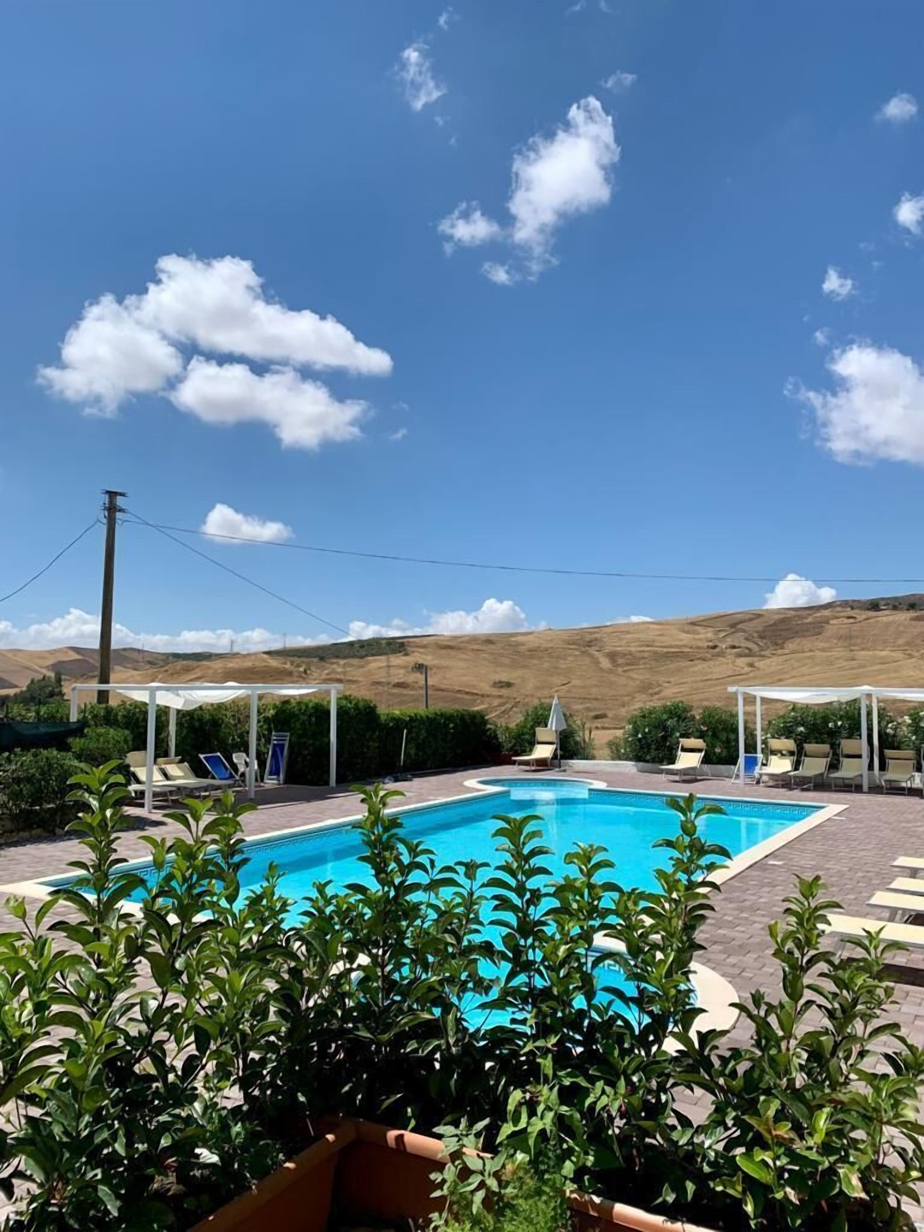 시즌별로 운영되는 야외 수영장