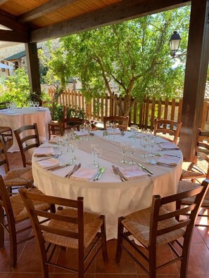 Ze serveren er ontbijt, lunch en diner 