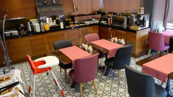 Tägliches Frühstücksbuffet (8 EUR pro Person)