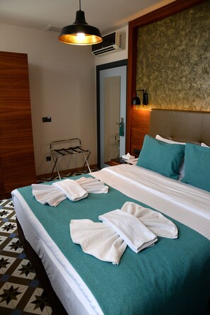 Habitación Deluxe | Ropa de cama de alta calidad y minibar 