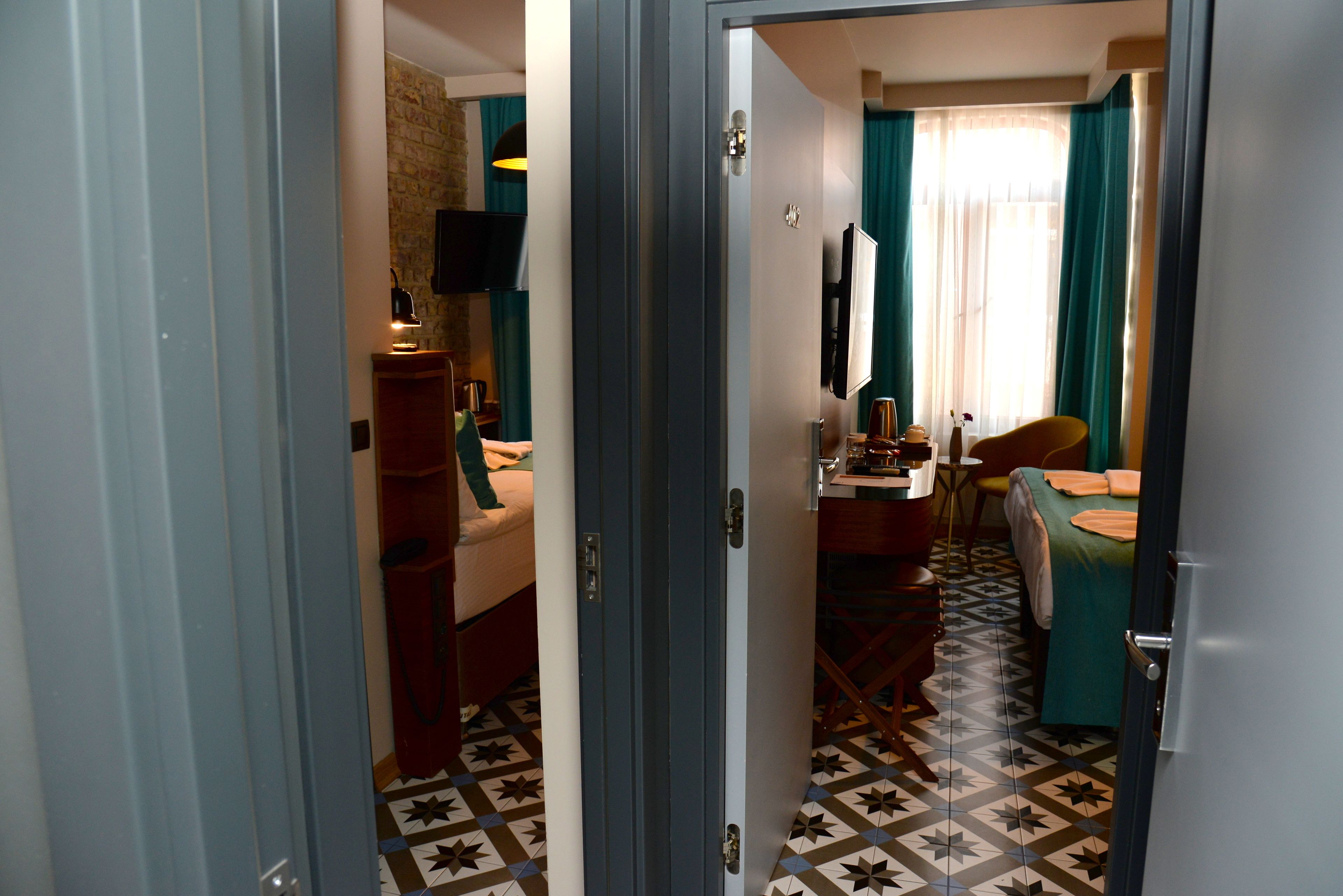 Connecting 2 Double Rooms | Roupas de cama premium, frigobar, cofres nos quartos
