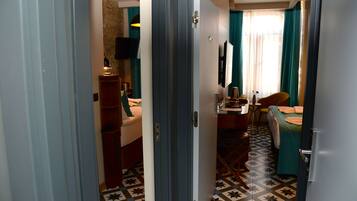 Connecting 2 Double Rooms | Roupas de cama premium, frigobar, cofres nos quartos