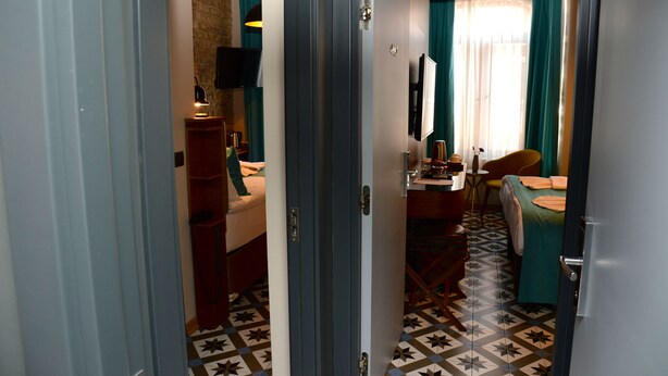 Connecting 2 Double Rooms | أغطية فراش متميزة وميني بار وخزنة داخل الغرفة