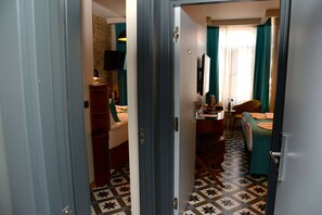 Connecting 2 Double Rooms | Roupas de cama premium, frigobar, cofres nos quartos