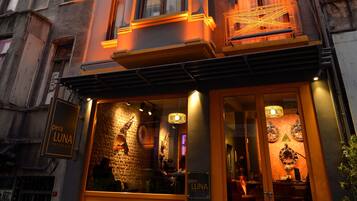 Fassade der Unterkunft – Abend/Nacht