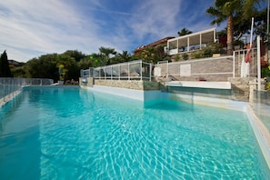 Indoor pool, seasonal outdoor pool, pool umbrellas, pool loungers - Villa Giada Resort (Imperia)