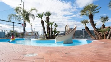 Piscina coperta, piscina stagionale all'aperto, ombrelloni da piscina