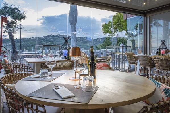 Se sirven desayunos, cenas y cocina local con mesas al aire libre