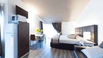 Junior Studio Suite | Desk, iron/ironing board, bed sheets