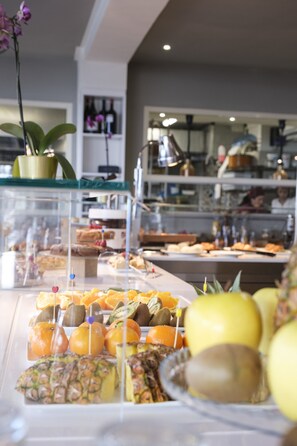 Buffet déjeuner servi tous les jours en supplément