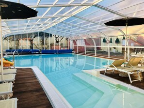 Piscine intérieure, piscine extérieure en saison, 9 h à 19 h, parasols