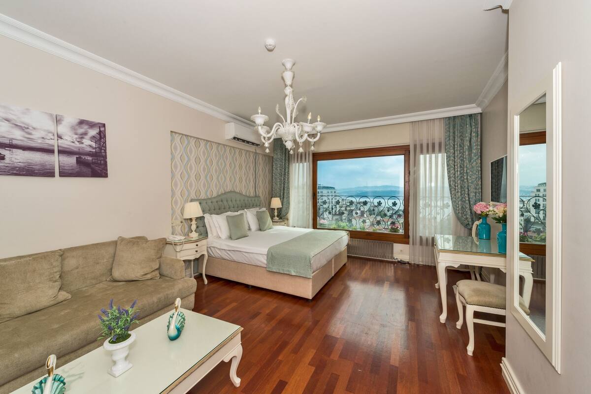 Premium bedding, minibar, in-room safe, desk